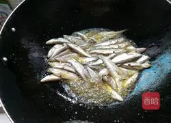 油炸小河鱼的做法图解2