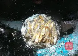 油炸小河鱼的做法图解3