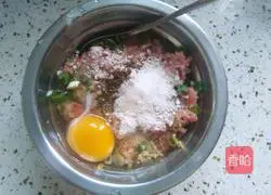 葱香炸丸子的做法图解1