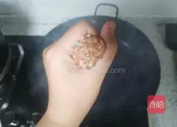 葱香炸丸子的做法图解3