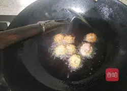 葱香炸丸子的做法图解4