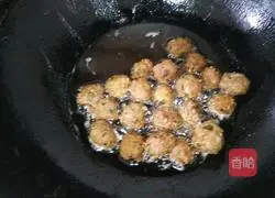 葱香炸丸子的做法图解7