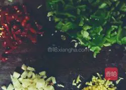 辣椒炒鸡翅丁的做法图解3