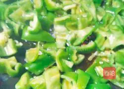 辣椒炒鸡翅丁的做法图解5