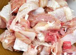土豆炒鸡肉的做法图解1