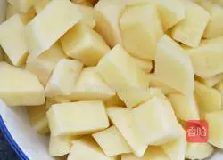 土豆炒鸡肉的做法图解2