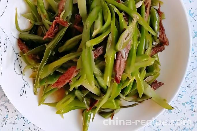 The method of stir frying braised beef with green beans