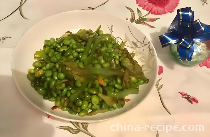 The method of stir frying green peppers with edamame