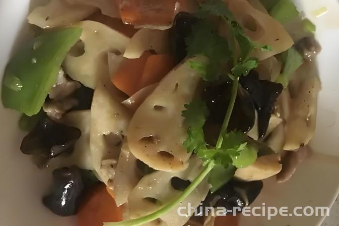 The method of stir frying meat with lotus root and fungus
