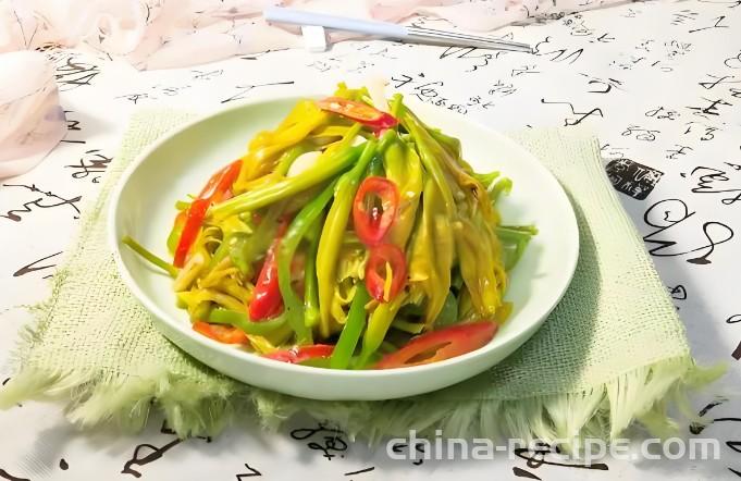 The method of stir frying golden needle vegetables