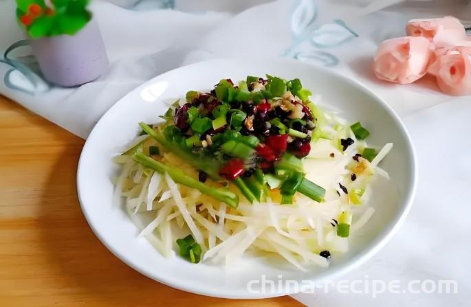 The method of mixing green peppers and shredded potatoes with fermented black beans