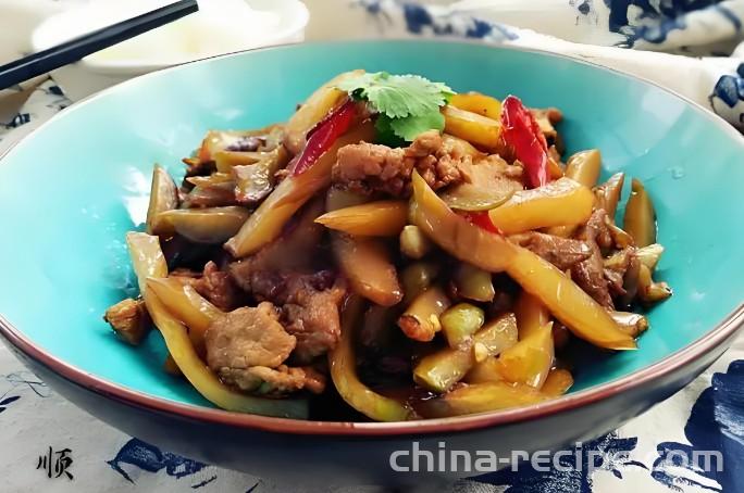The method of stir frying shredded pork with spicy pickled vegetables