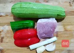 青红椒西葫芦炒肉片的做法图解1
