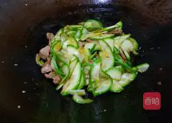 青红椒西葫芦炒肉片的做法图解16