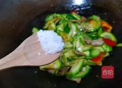 青红椒西葫芦炒肉片的做法图解18