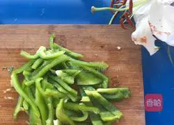 青椒炒毛豆的做法图解2