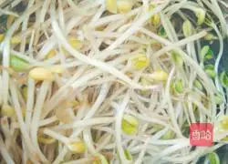 腊肉炒胡萝卜芽菜的做法图解1