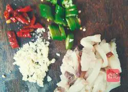 腊肉炒胡萝卜芽菜的做法图解2