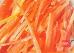 腊肉炒胡萝卜芽菜的做法图解3