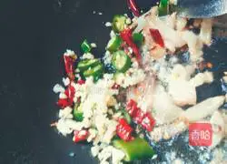 腊肉炒胡萝卜芽菜的做法图解4