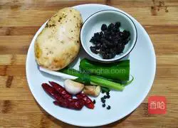 豆豉炝拌青椒土豆丝的做法图解1