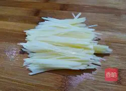 豆豉炝拌青椒土豆丝的做法图解2