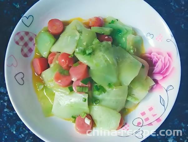 The recipe for stir frying small sausages with cucumber