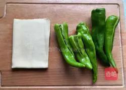 尖椒豆腐皮的做法图解1