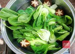 香菇扒棠菜 的做法图解3