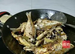 豆鼓河鱼的做法图解6