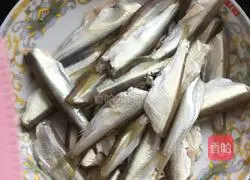 干炸河鱼的做法图解1