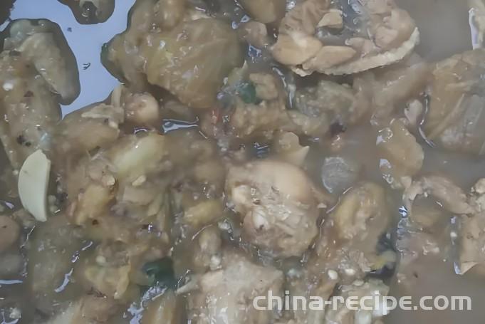 The method of stewing eggplant with chicken wings