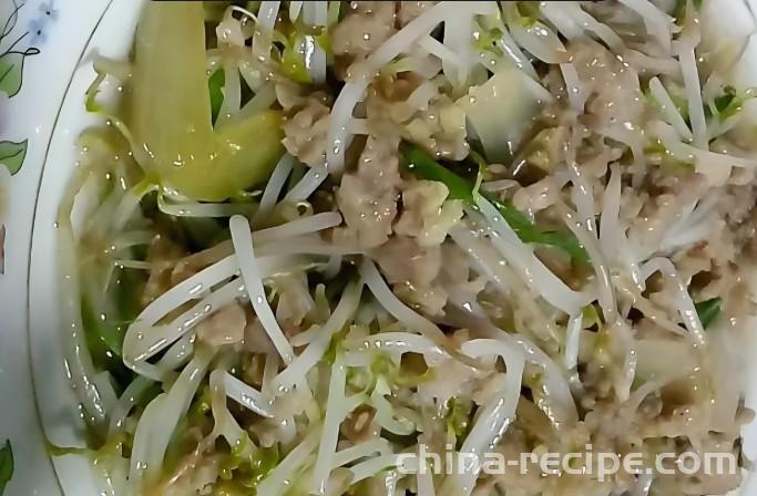 The method of stir frying minced meat with bean sprouts