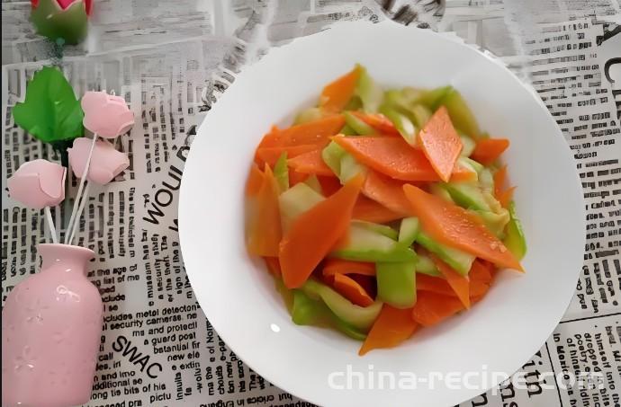 The method of stir frying carrots with Xihu