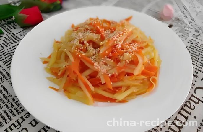 The method of stir frying shredded potatoes with carrots