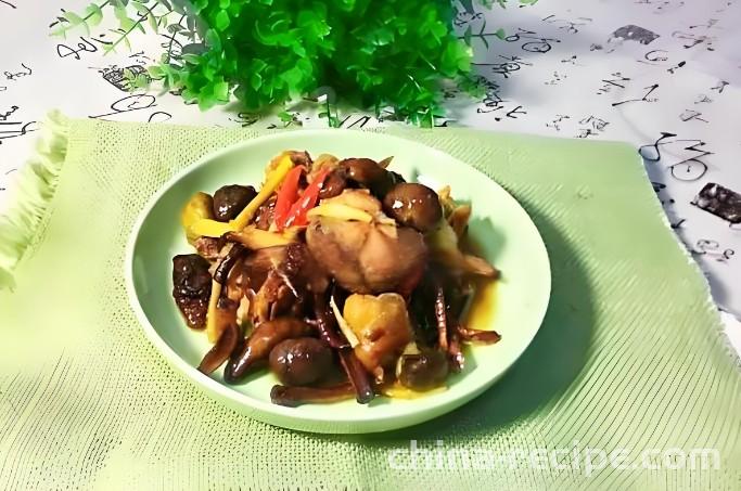The recipe for burning chicken with willow mushrooms