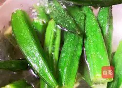 蒜香蒸秋葵的做法图解3