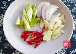 黄金菇炒肉的做法图解3