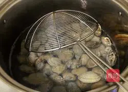 蒜蓉花蛤的做法图解1