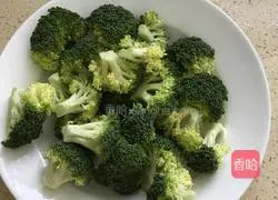 虾仁炒西兰花的做法图解1