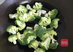 虾仁炒西兰花的做法图解7