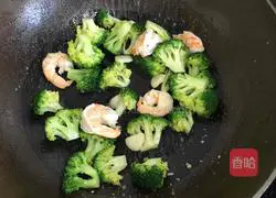 虾仁炒西兰花的做法图解8