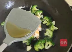 虾仁炒西兰花的做法图解9