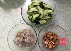 虾仁腰果炒黄瓜的做法图解1