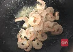 虾仁腰果炒黄瓜的做法图解2