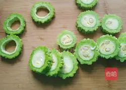 苦瓜鹌鹑蛋的做法图解2