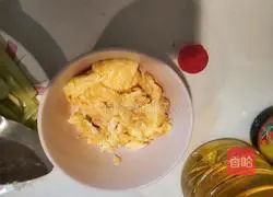 芹菜炒鸡蛋的做法图解3