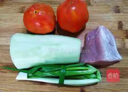 番茄黄瓜肉片汤的做法图解1