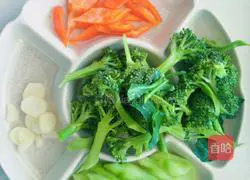 虾球炒西蓝花的做法图解4