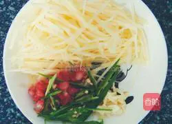 香肠炒土豆丝的做法图解2